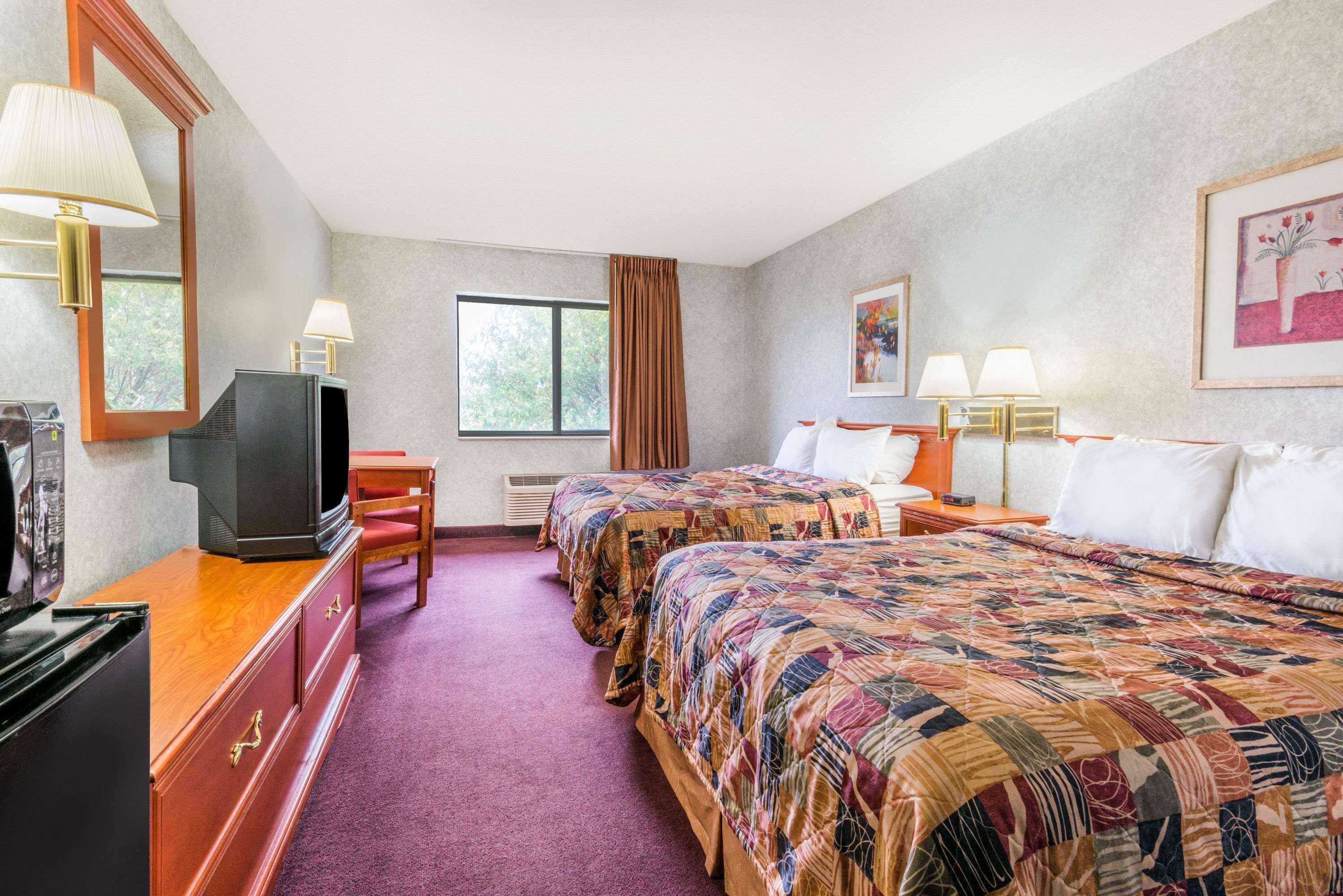 Days Inn By Wyndham Топика Экстерьер фото